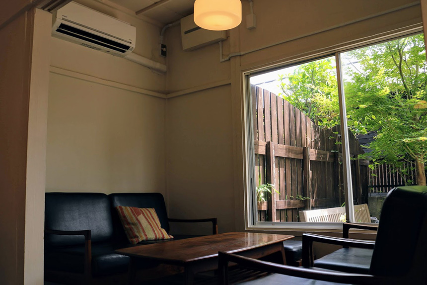 鎌倉・古民家カフェ「福日和カフェ」の店内テーブル席