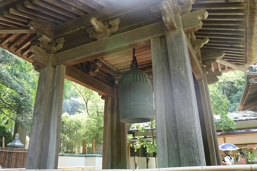 鎌倉・報告寺の茅葺の鐘撞