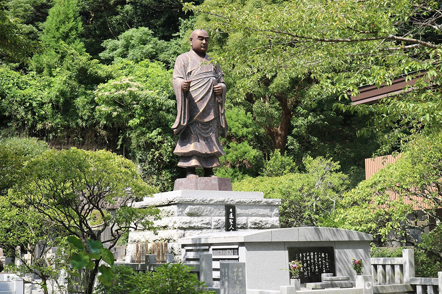 鎌倉・妙本寺の日蓮上人像