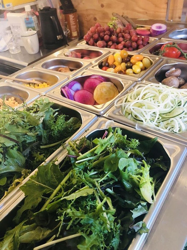湘南オーガニックサラダ専門店『very veggy by BRUNCHES(ベリーベジー バイ ブランチーズ)』のサラダバー