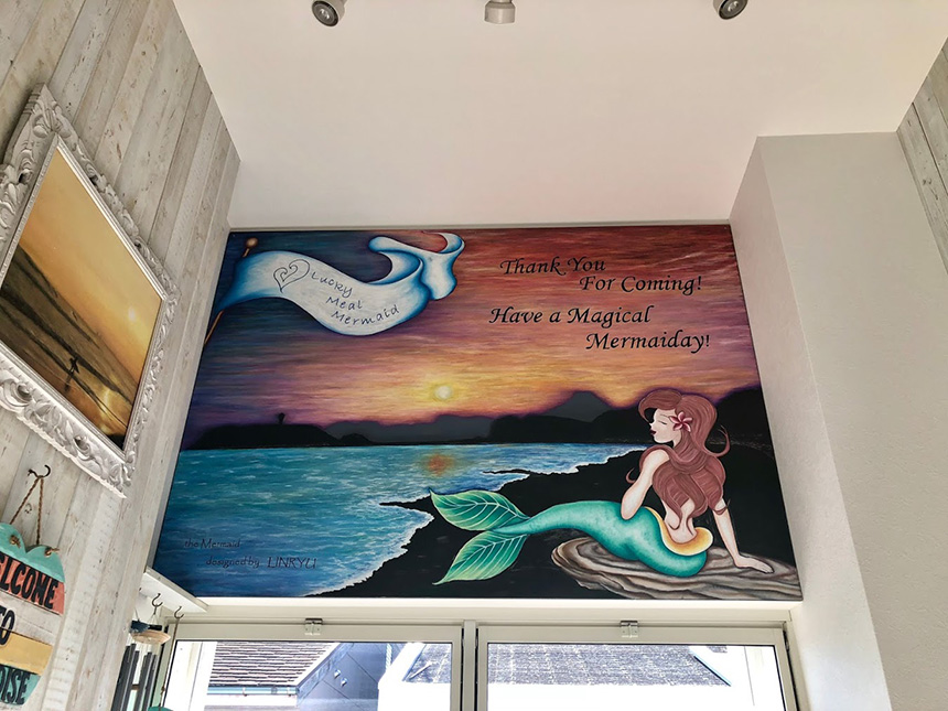江ノ島のカフェレストラン『ラッキー・ミール・マーメイド』店内にある人魚のイラスト