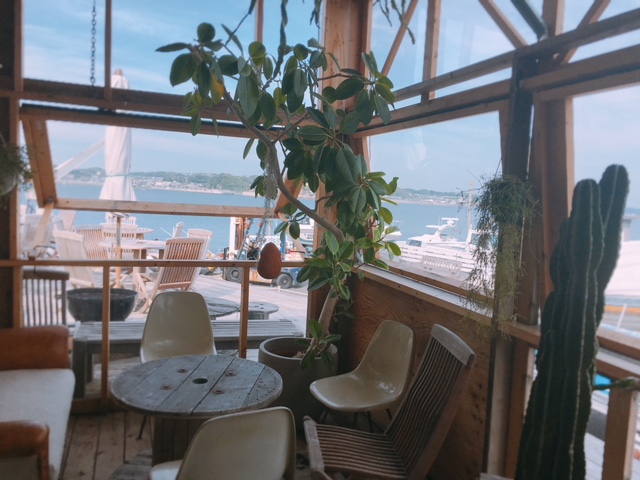 江ノ島『SUNCAFE PARADISE（サンカフェパラダイス）』のテーブル席