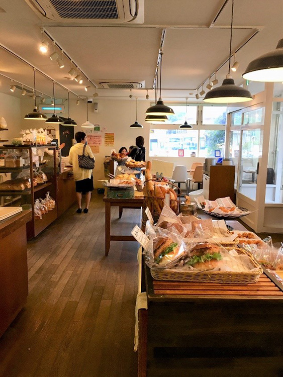 藤沢のパン屋『ブーランジェリー・ユイ』の店内に並ぶパン