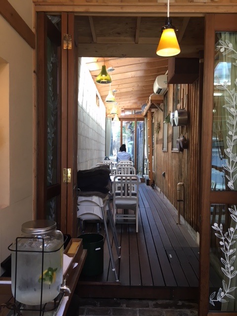 鎌倉・長谷のカフェ『ナチュデコ』の店内