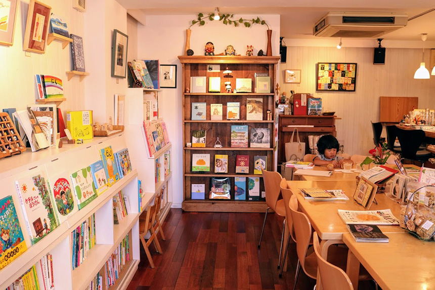 鎌倉のブックカフェ『SONGBOOKCafe』の店内
