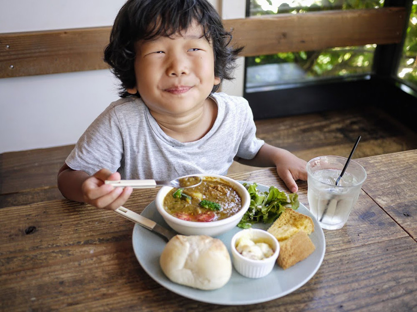 キッズカレーを食べる子ども