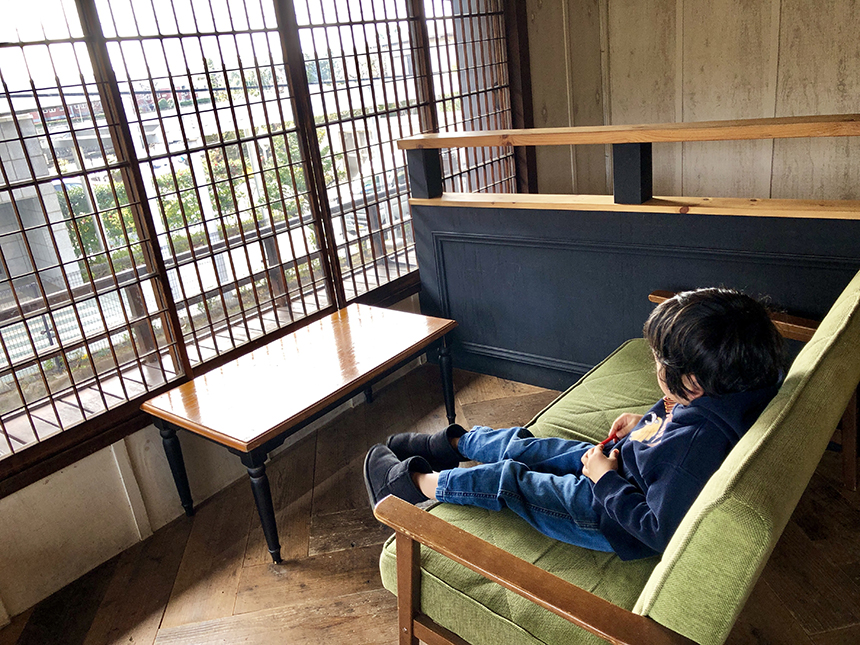 江ノ島・片瀬の『ミンナミ食堂』のソファー席