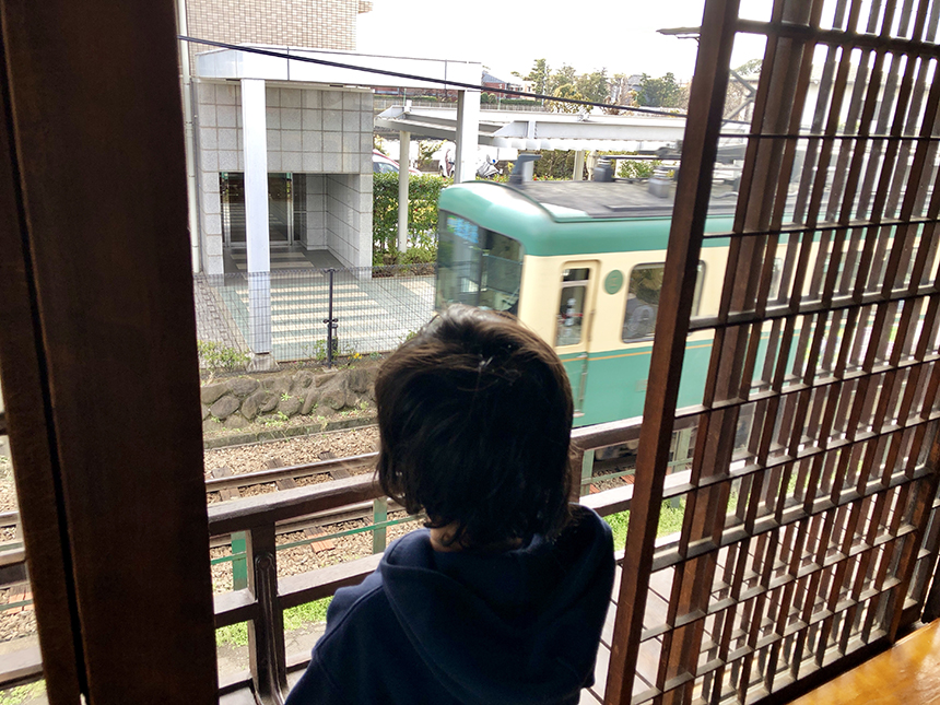 江ノ島・片瀬の『ミンナミ食堂』から見える江ノ電