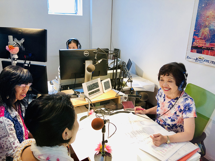 湘南ビーチFMのラジオ収録の様子