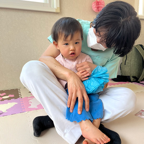 子どもを抱っこする平田さん
