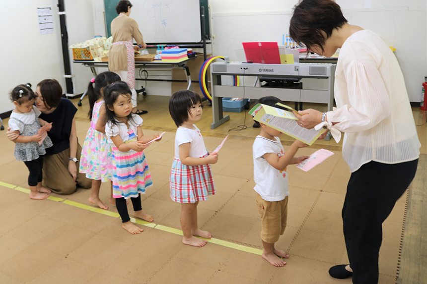 子どものためのリトミックのレッスンで一列に並ぶ子ども