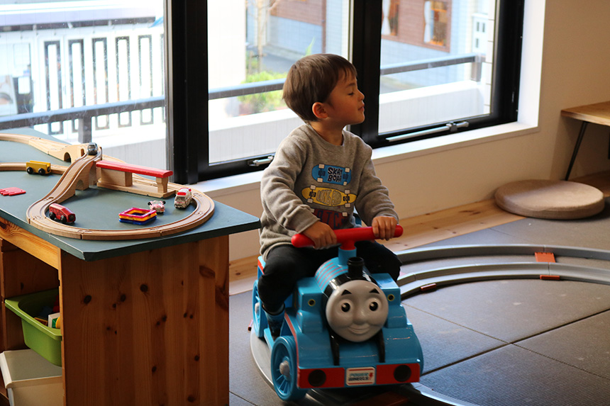 親子カフェでトーマスのおもちゃで遊ぶ子ども