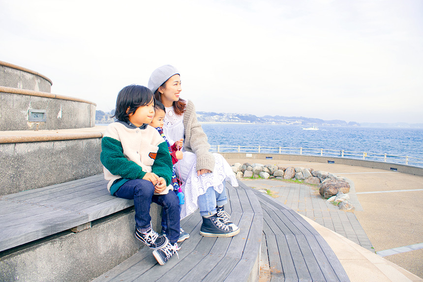 江の島さざえ島で遊ぶ子どもとママ