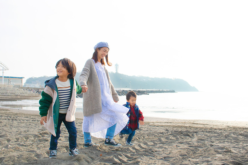 江の島で海遊びをする子どもとママ