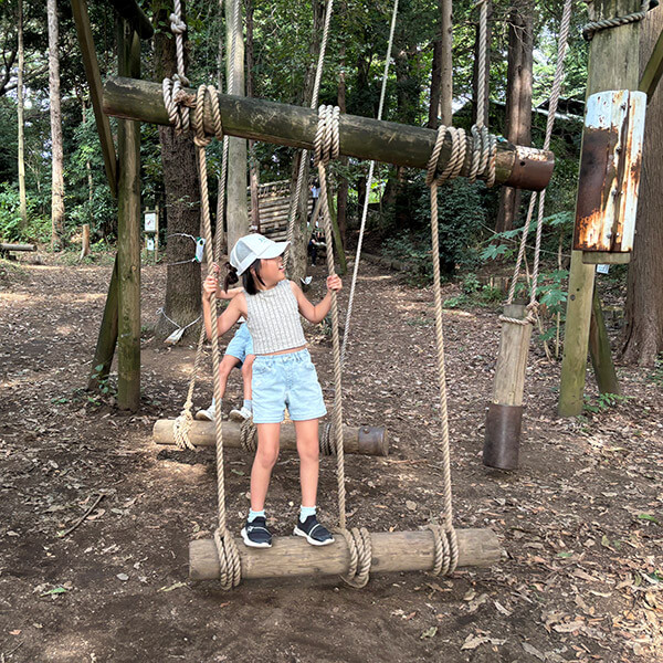 木のブランコで遊ぶ子ども
