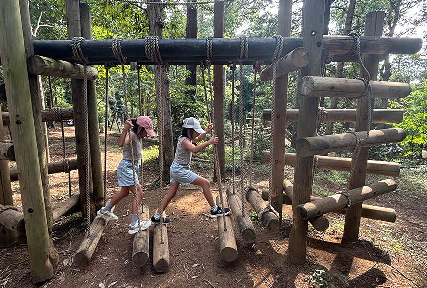 少年の森のアスレチックで遊ぶ子ども