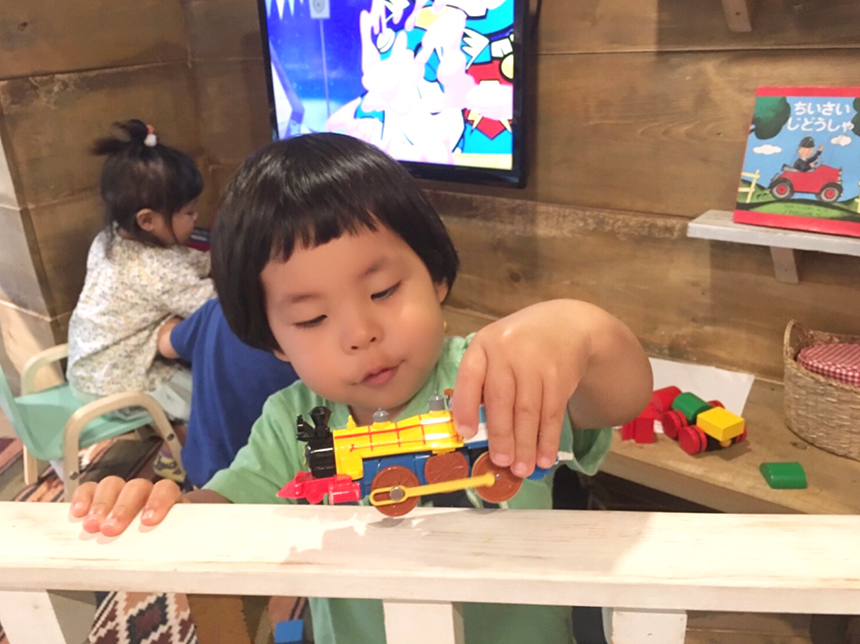 キッズスペースで遊ぶ子ども