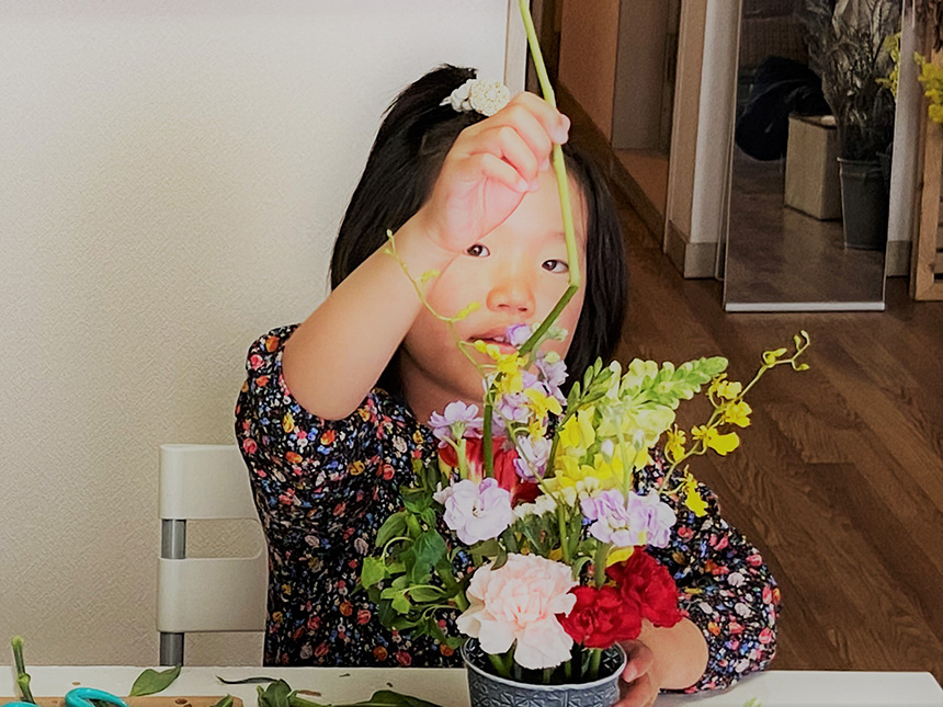 花育教室でお花を生ける子ども