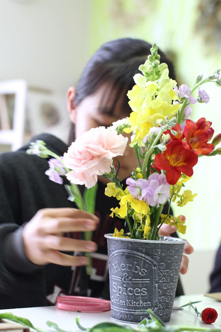 花育教室でお花をデコレーションする女の子