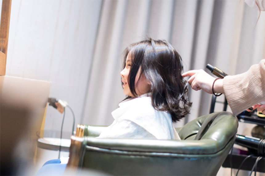写真館「ディアスタジオ」隣の美容室でヘアメイクする子ども