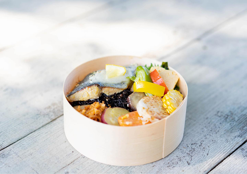 葉山・湘南国際村のカフェ『アーセンプレイス』の塩麹魚のわっぱ弁当