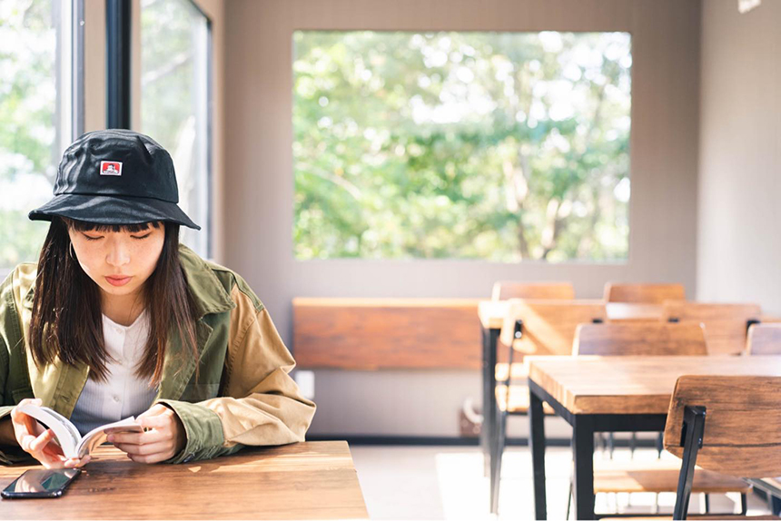 葉山・湘南国際村のカフェ『アーセンプレイス』の店内でコーヒーを飲む女性