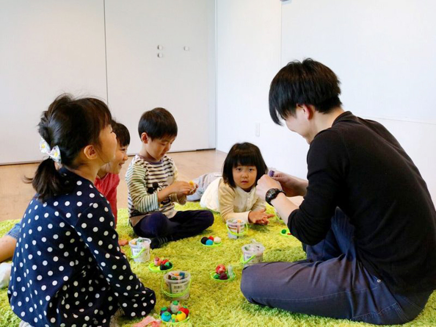 T-KIDSシェアスクールの『こどもの哲学教室 ソフィー』の先生と生徒
