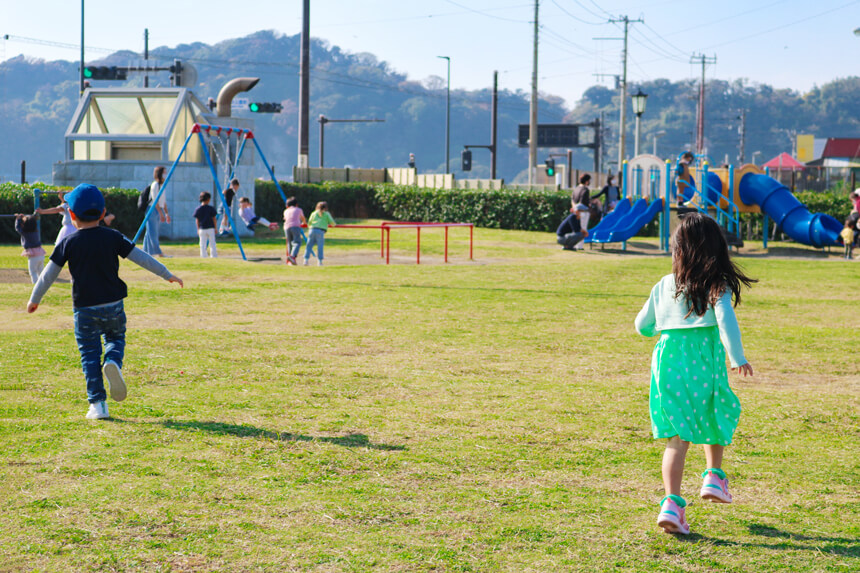 鎌倉海浜公園で遊ぶ子ども