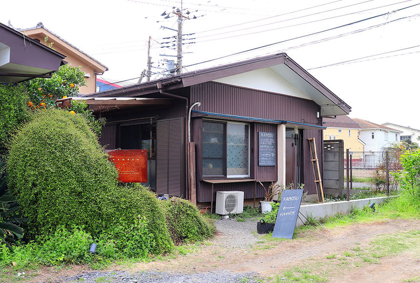 藤沢・本鵠沼のオーガニックカフェ『KAMOSU（カモス）』の店舗外観