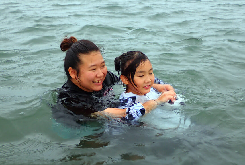 海で遊ぶ、葉山「タイドプール」施設長と子ども