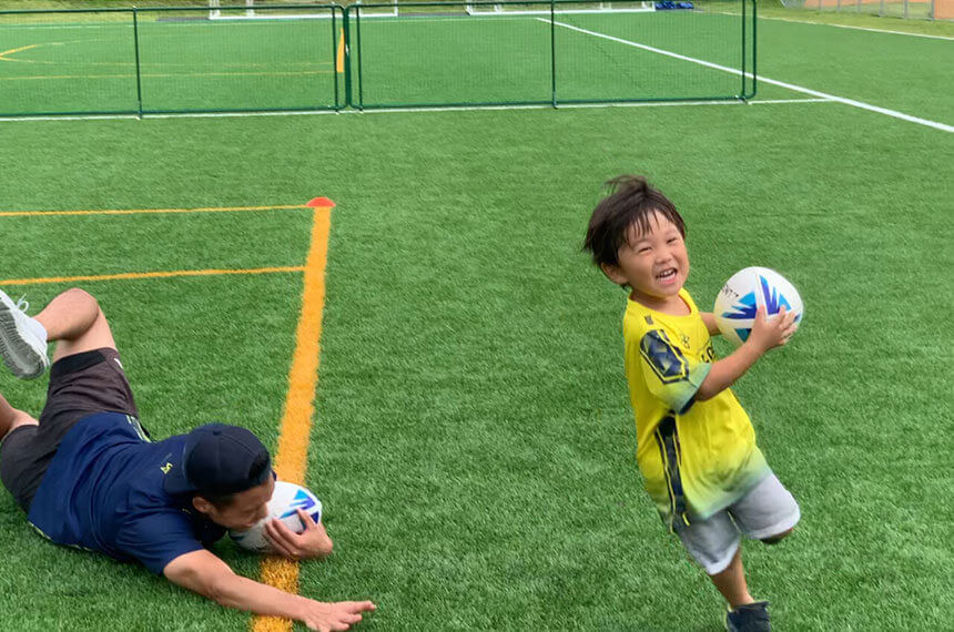 サッカー練習する子ども