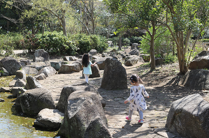 藤沢・長久保公園の小川沿いを歩く子ども