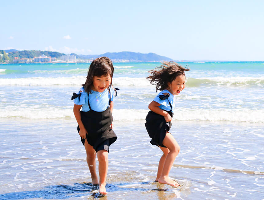 由比ヶ浜海岸で遊ぶ子どもたち