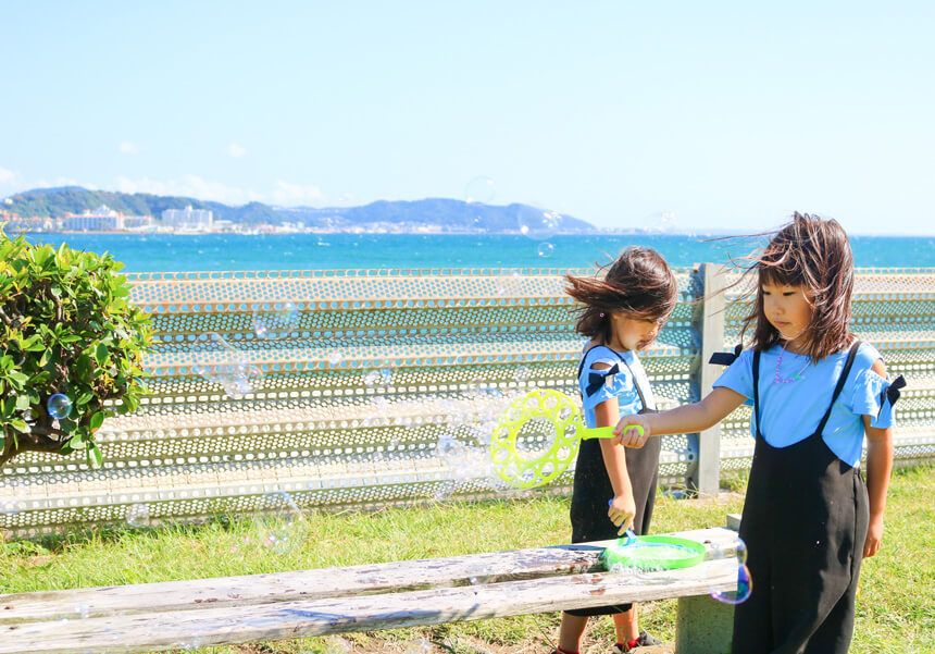 鎌倉海浜公園坂ノ下地区で遊ぶ子どもたち