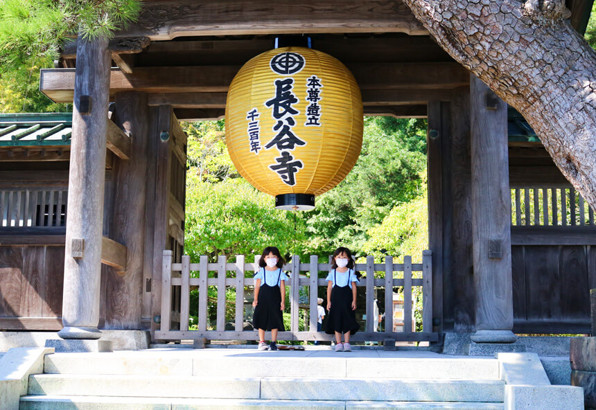 長谷寺の造立1300年を記念した金色の提灯
