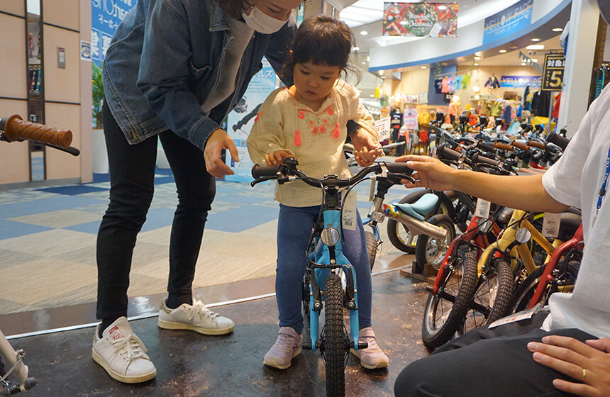 自転車を試乗する子ども