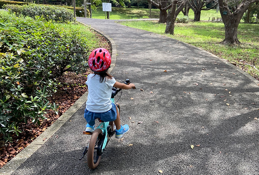 自転車で公園を走る子ども
