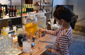 葉山グッドストックのドリンクを選ぶ子ども