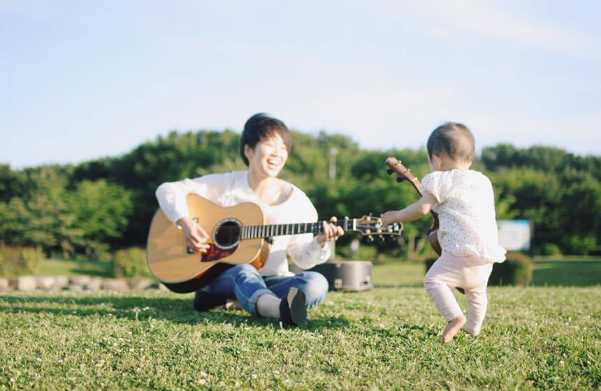 ギター演奏するママと赤ちゃん