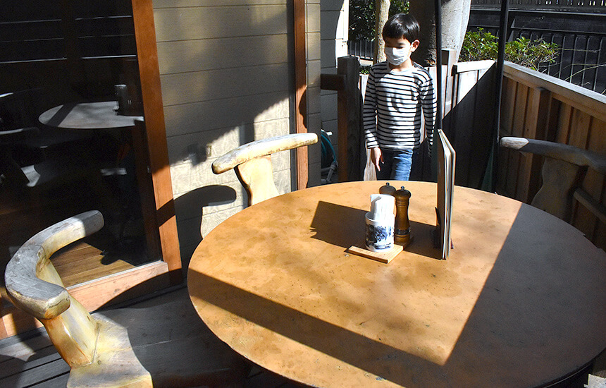 逗子のピザ屋・自遊人処のオープンテラス席テーブル