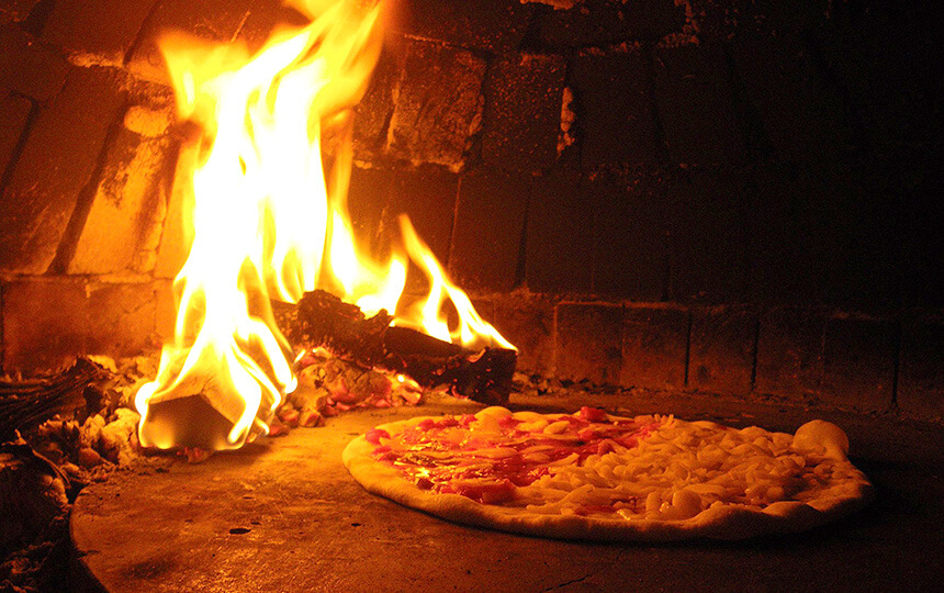 ピザ窯で焼く手作りのピザ
