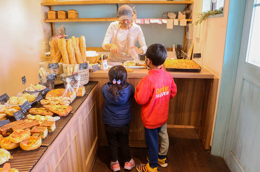 茅ヶ崎・パンドカルムでパンを買う子ども