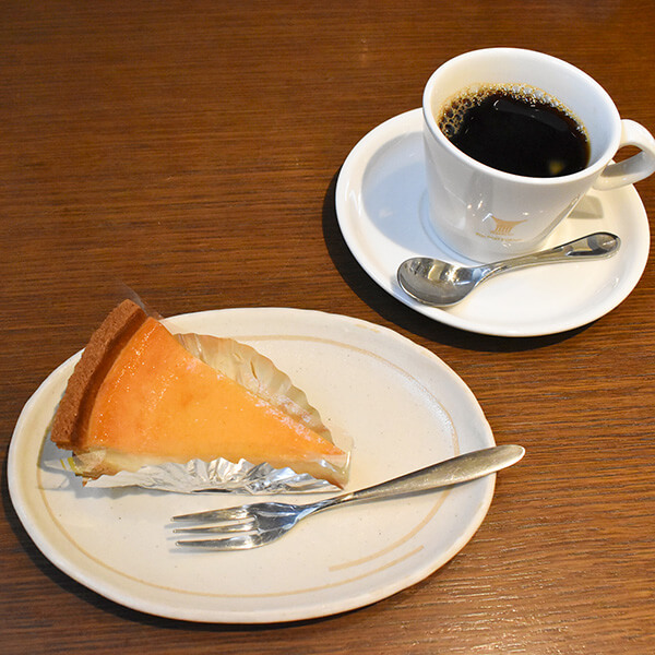 カフェスペースで頂くベイクドチーズケーキとコーヒー