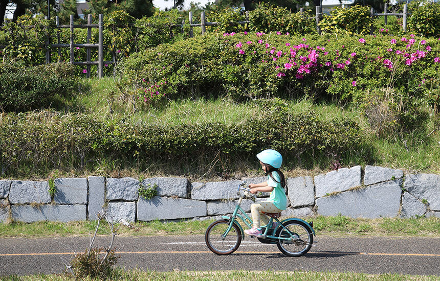交通公園で自転車練習する子ども