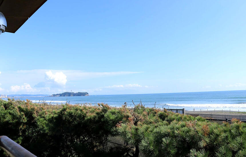 湘南海岸と江ノ島が一望できる見晴らし台