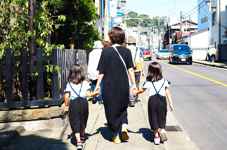 鎌倉・長谷寺へ向かうママと子ども