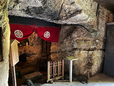 長谷寺の洞窟の入り口
