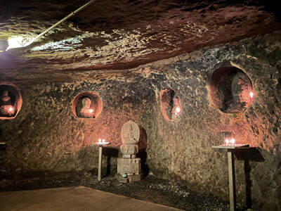 長谷寺の洞窟内の壁面