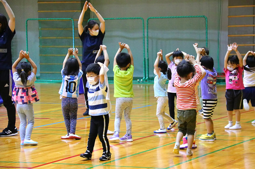 体操をする子どもたち