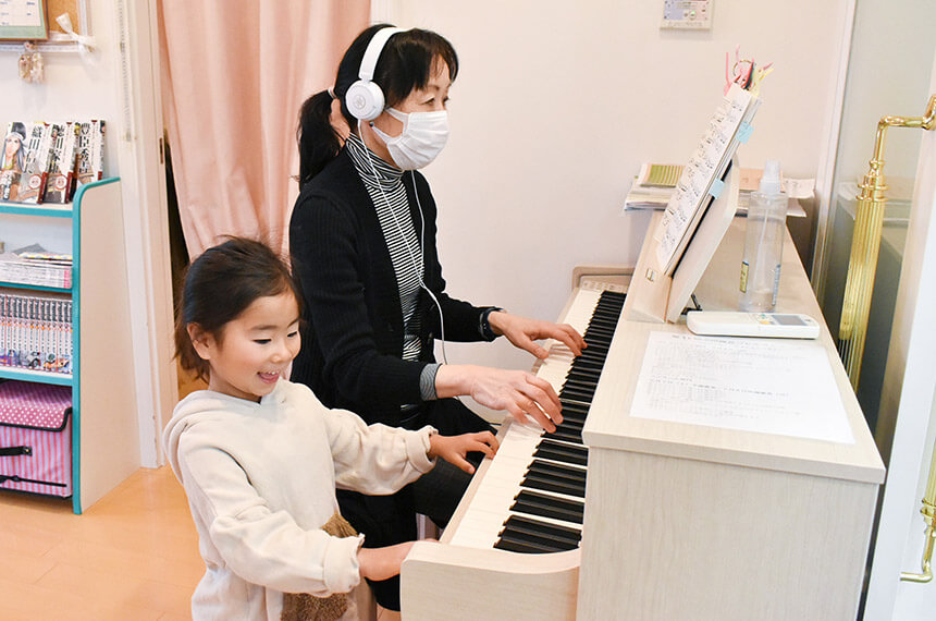 ピアノ演奏をする親子